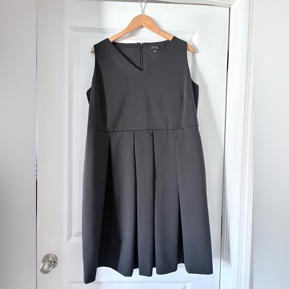 Tahari Chic Black Sleeveless Dress